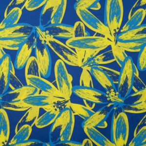 Polyester Stoff für Blusen mit blauen und gelben Blumen, flach ausgebreitet, zeigt das Muster vollständig.