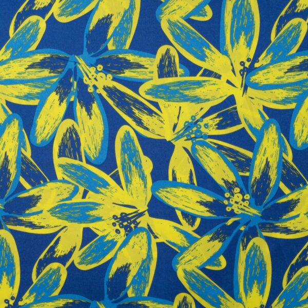 Polyester Stoff für Blusen mit blauen und gelben Blumen, flach ausgebreitet, zeigt das Muster vollständig.