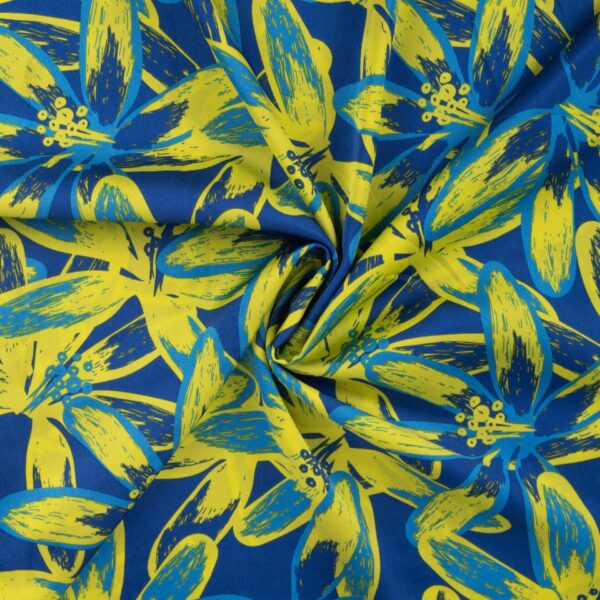 Polyester Stoff für Blusen mit blau-gelbem Blumenmuster, weich fallend und leicht gekräuselt.