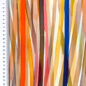 Bunter Viskosestoff mit abstraktem Streifenmuster in Orange, Gelb, Blau und Beige – komfortabler Stoff für luftige Sommermode.