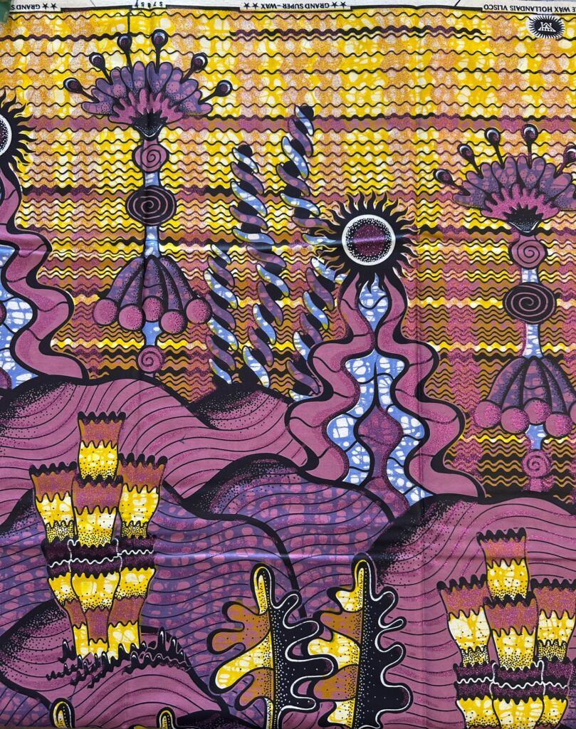 Vlisco Grand Super-Wax Stoff mit gelb-violettem Muster und kupferfarbenem Glanz, detailreiche Ornamentik auf hochwertigem Baumwoll-Satin