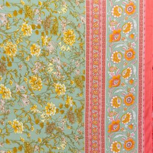 Viskosestoff mit Blumenmuster – filigrane Blumenranken in Sonnengelb und Rosé auf mintgrünem Grund, rechts aufwendige Korallenbordüre mit großen orangegelben Blüten und geschwungenen Ranken