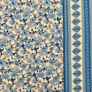 Viskose Stoff mit Blumen in Hellblau, Dunkelblau und Lachsrosa auf cremefarbenem Grund – dichte Blumenranken mit großen und kleinen Blüten, rechts orientalische Bordüre mit Medaillonmotiven und geometrischem Rautenmuster in Blau und Creme