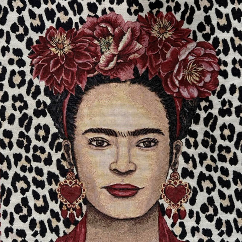 Startseite Gobelin Panel Mexican Face – gewebtes Frauenporträt mit rotem Blumenkranz, Herzohrrringen und Leopardenprint-Hintergrund in Bordeaux, Beige, Schwarz und Gold, 47×47 cm