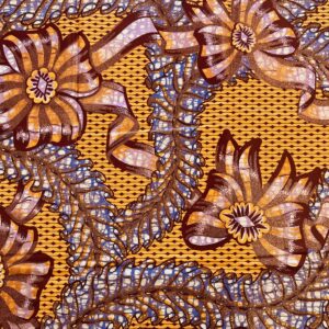 Vlisco Grand Super-Wax Stoff in Goldgelb und Burgunder mit großflächigem Tropenmuster aus Blüten und Monsterablättern auf Rautengrund
