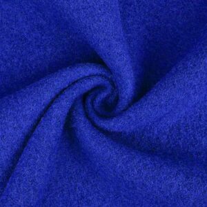 Royalblauer Walkloden mit dichter, leicht flauschiger Oberfläche, spiralförmig gedreht, sodass die weiche Wollstruktur und die Stofffalten sichtbar sind.